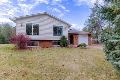 141 LAURENTIAN Drive, Petawawa, ON K8H 2N5