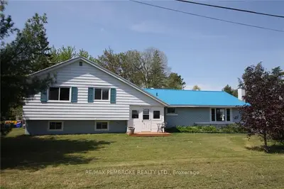 15 PETER Street, Petawawa, ON K8H 2K5