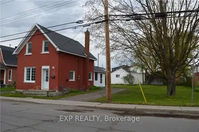 223 LOCHIEL Street S, Renfrew, ON K7V 1W6