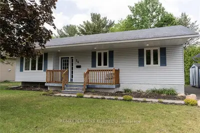 24 RAVENWOOD Crescent, Petawawa, ON K8H 3M9