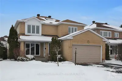 22 CASTLETON Street, South of Baseline to Knoxdale, ON K2G 5P2