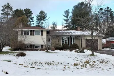 8 COUNTRY Lane, Petawawa, ON K8H 3E3