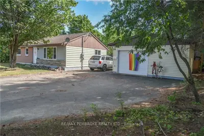 4 Charles Street, Petawawa, ON K8H 2K2