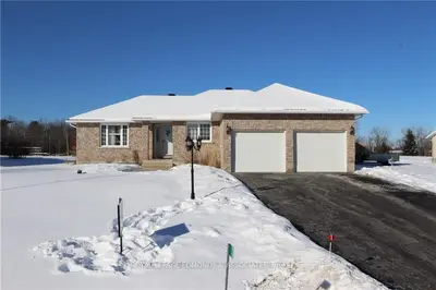 7 HERON Drive, Laurentian Valley, ON K8A 8N8