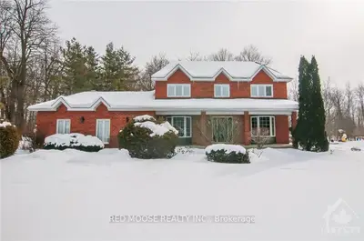 6 WOODSIA Avenue, Bells Corners and South to Fallowfield, ON K2R 1A9