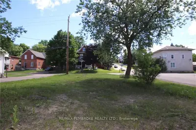 400 MACKAY Street, Pembroke, ON K8A 1C9