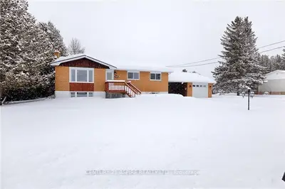 8 VALLEY Street, Laurentian Valley, ON K8A 8R2