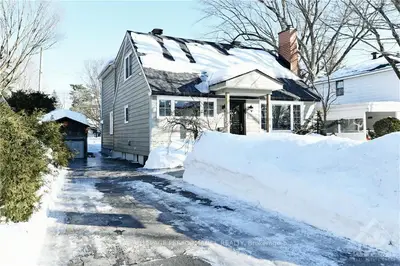 24 BEDFORD Crescent, Manor Park - Cardinal Glen and Area, ON K1K 0E4