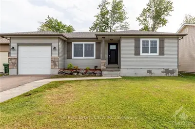 9 DUSTIN Drive, Petawawa, ON K8H 0G3