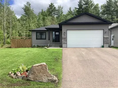 33 Dustin Drive, Petawawa, On K8h 0g3