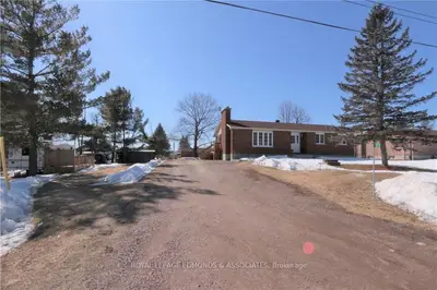 550 WHISPERING PINES Crescent, Laurentian Valley, ON K8A 6W4