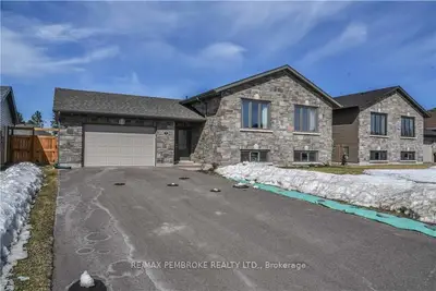 9 NILE Street, Petawawa, ON K8H 0E8