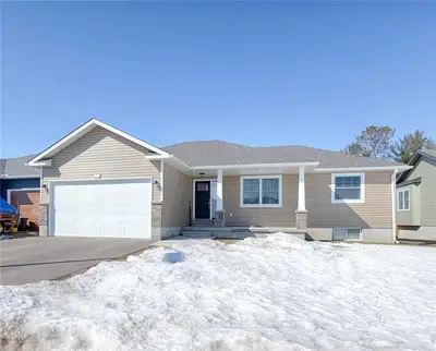 14 TERRANCE Drive, Petawawa, ON K8H 0G3