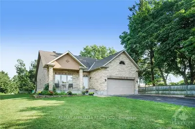 22 KEMP Drive, Blossom Park - Airport and Area, ON K1T 3W9