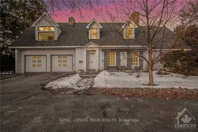 211 NORTH RIVER Road, Vanier and Kingsview Park, ON K1L 8B5