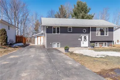 18 WOODLAND Crescent, Petawawa, ON K8A 3N6