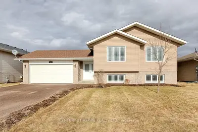 48 OAK Avenue, Petawawa, ON K8H 3S4