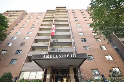 1100 AMBLESIDE Drive 811, Woodroffe, ON K2B 8G6