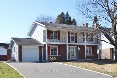 51 BARNES Crescent, South of Baseline to Knoxdale, ON K2H 7C1