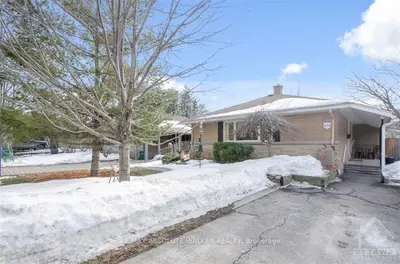 438 HARTLEIGH Avenue, Woodroffe, ON K2B 5J4