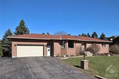 5633 FERDINAND Street, Greely - Metcalfe - Osgoode - Vernon and Area, ON K0A 2W0