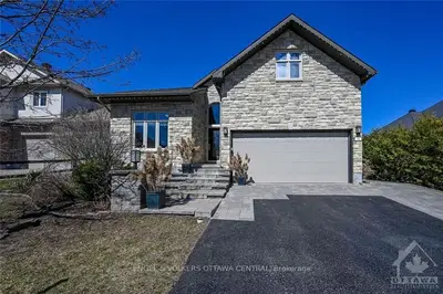 38 FELDSPAR Crescent, Stittsville - Munster - Richmond, ON K2S 1Y3