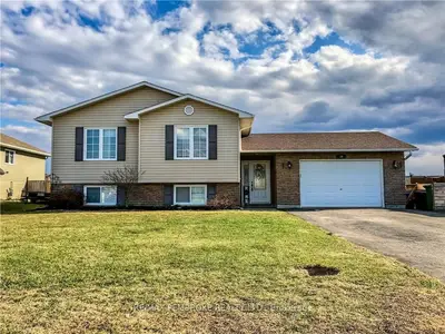 30 HIGHLAND PARK Drive, Petawawa, ON K8H 3S2