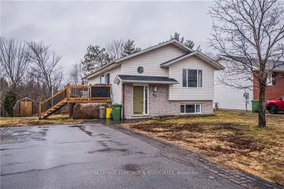 62 WOODLAND Crescent, Petawawa, ON K8H 3M1
