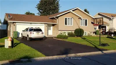 54 SPRUCE Street, Petawawa, ON K8H 3N6