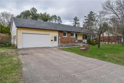 1 WHITE Street, Petawawa, ON K8H 1Z5
