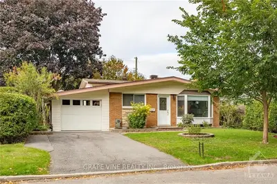 617 NOBLE Crescent, Billings Bridge - Riverside Park and Area, ON K1V 7J1