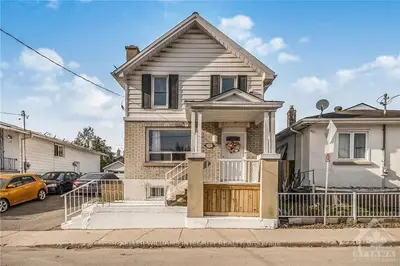 135 Deschamps Avenue, Vanier And Kingsview Park, On K1l 5z8