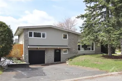 22 Parkfield Crescent, South Of Baseline To Knoxdale, On K2g 0r8