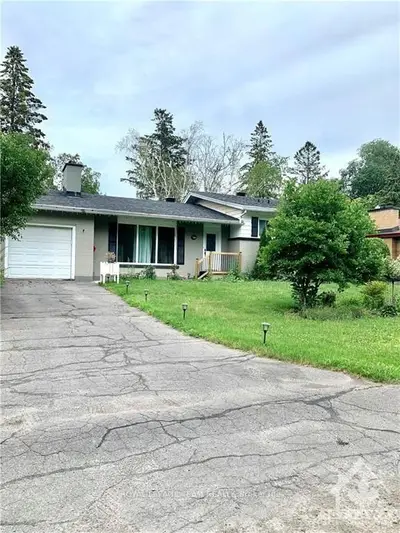 921 MUSKOKA Avenue, McKellar Heights - Glabar Park and Area, ON K2A 3J1