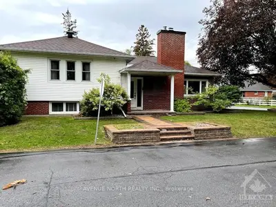 141 CAMELIA Avenue, Manor Park - Cardinal Glen and Area, ON K1K 2X7