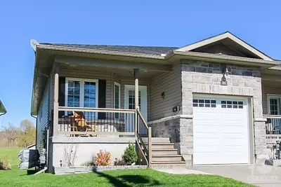 11 Centre Street C, Brockville, On K6v 5s6