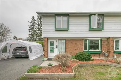 26 ASHGROVE Crescent, South of Baseline to Knoxdale, ON K2G 0S2