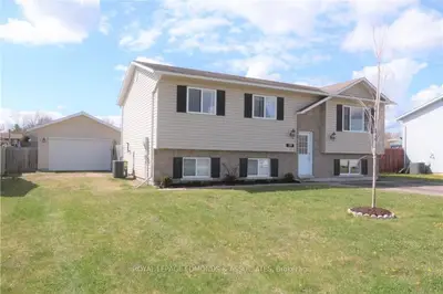 19 DANIEL Avenue, Petawawa, ON K8H 3P6
