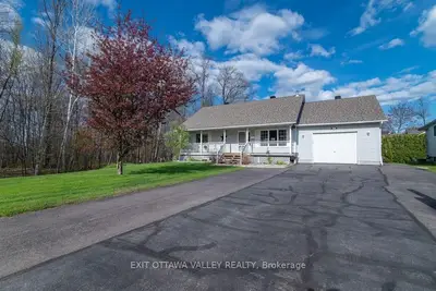 27 Bayshore Drive, Petawawa, ON K8H 3R7