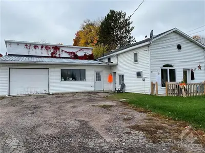 47 PEMBROKE Street, Whitewater Region, ON K0J 1K0