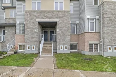 951 CUMMINGS Avenue, Cyrville - Carson Grove - Pineview, ON K1J 7R9