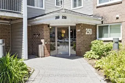 250 BRITTANY Drive 410, Manor Park - Cardinal Glen and Area, ON K1K 4M1