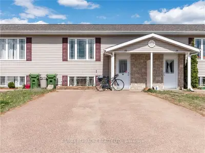 22 Renfrew Street, Petawawa, ON K8H 0A5