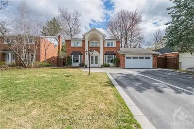 19 LACEWOOD Court, Country Place - Pineglen - Crestview and Area, ON K2E 7E2