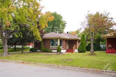 1587 DEVON Street, Alta Vista and Area, ON K1G 0S6
