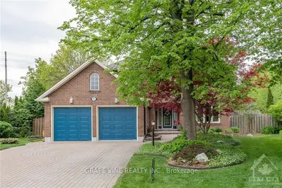 40 PALISADE Street, South of Baseline to Knoxdale, ON K2G 5M6