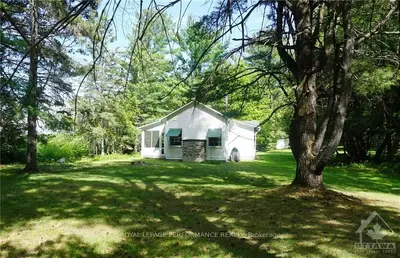 5686 CANON SMITH Drive, Carp - Dunrobin - Huntley - Fitzroy and Area, ON K0A 1X0