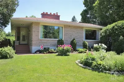 102 ARBEATHA Street, Bells Corners and South to Fallowfield, ON K2H 6J2