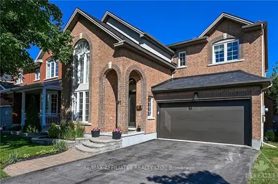 61 WHITESTONE Drive, Carlington - Central Park, ON K2C 4B3