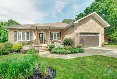 876 CENTER Street, McNab/Braeside, ON K0A 1G0